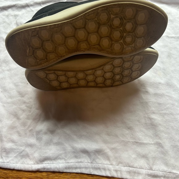 VINCE black leather shearling lined booties size 7 - Picture 7 of 8